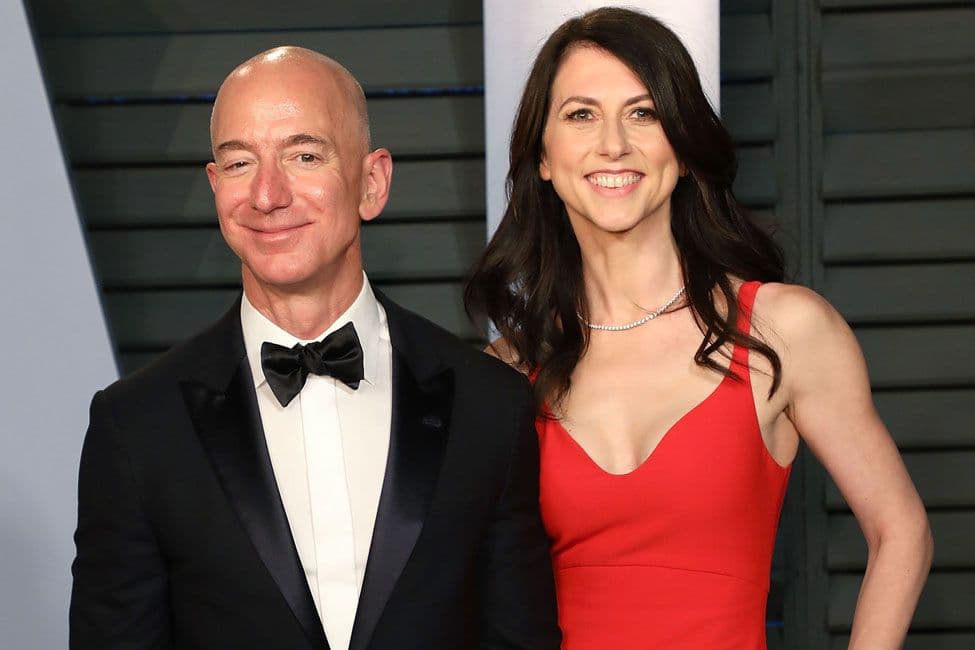 Amazon CEO Jeff Bezos (L) and MacKenzie Bezos attend the 2018 Vanity Fair Oscar Party hosted by Radhika Jones at Wallis Annenberg Center for the Performing Arts on March 4, 2018 in Beverly Hills, California. (Photo by Taylor Hill/FilmMagic)